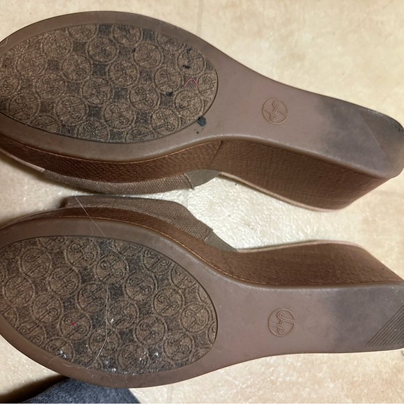 Size 9 Lindsay Phillips wedges lids with blue snaps. - Picture 5 of 5